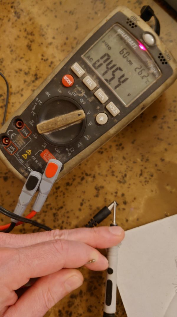 ein Multimeter zeigt 45,4 Volt Wechselstrom an